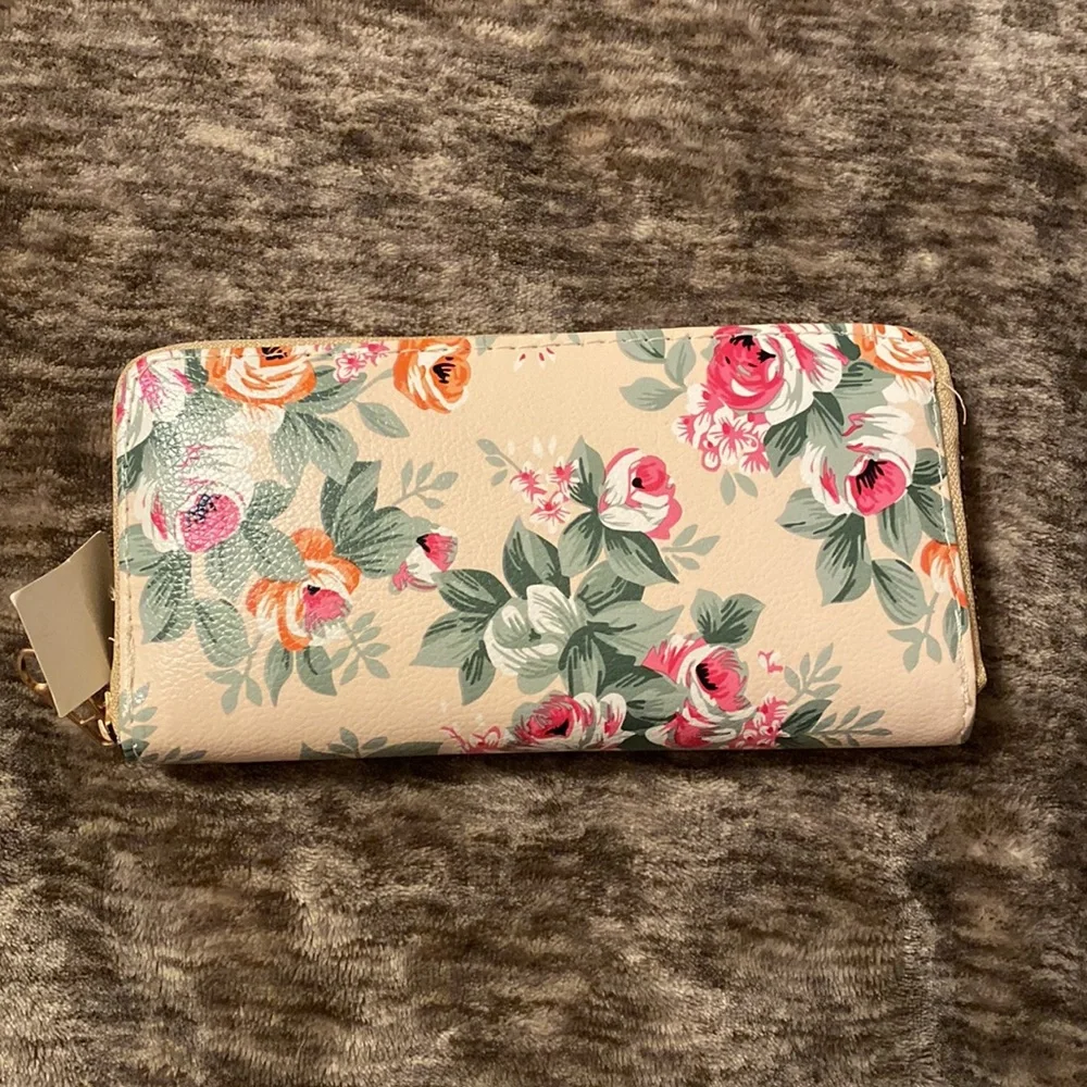 🌸Ivory Floral Zipper‎ Wallet🌸